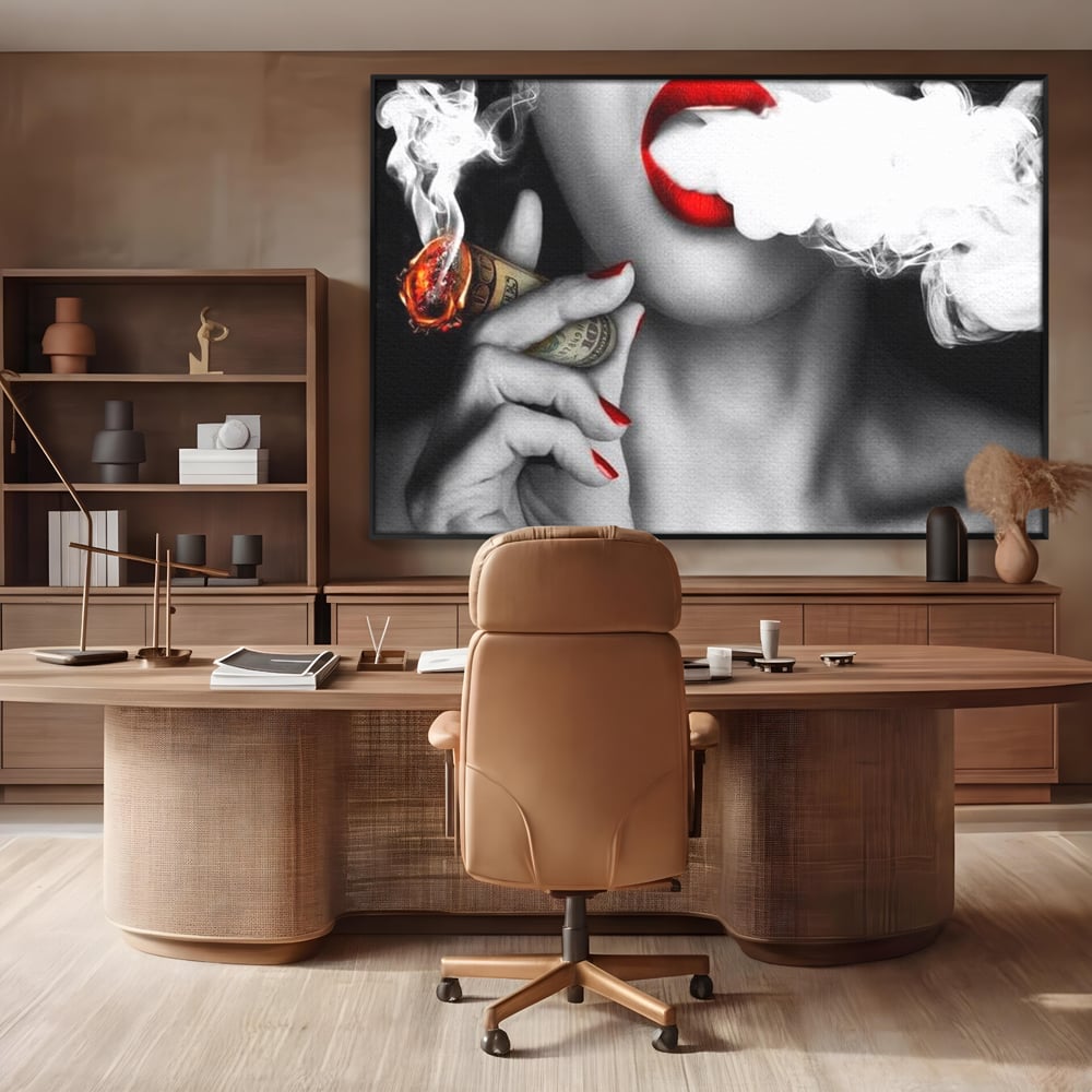 Tablou canvas cu tablou canvas cu buze rosii si tigara de bani, in rama de aluminiu negru, pe perete intr-un birou